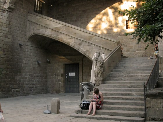 Hospital_de_la_Santa_Creu,_escala_Caritat